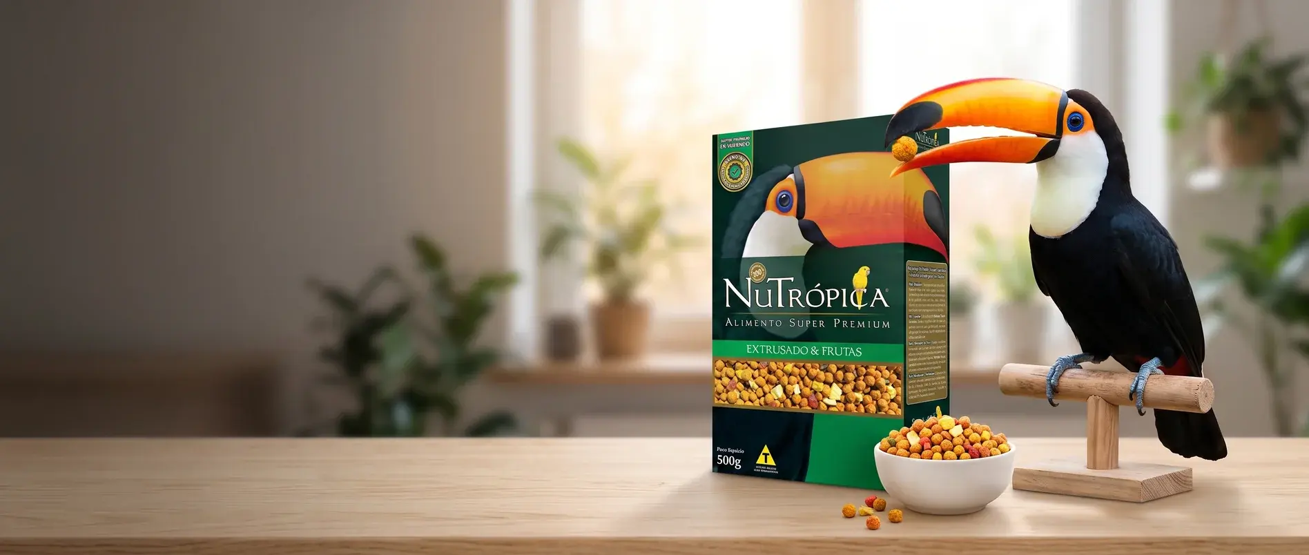 Embalagem Nutrópica Extrusado e Frutas ao lado de um tucano-toco com um grão da ração no bico, e uma tigela da ração