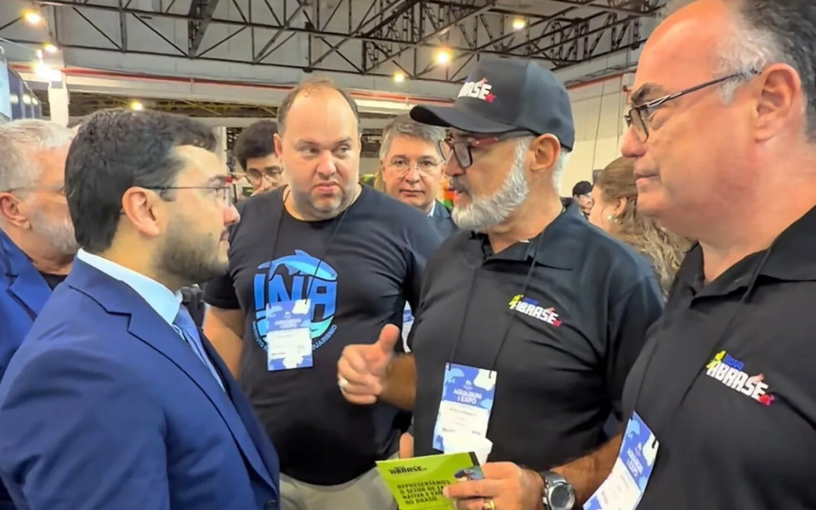 Ricardo Romanetto conversa com o ministro da Pesca e Aquicultura, Edipo Araujo, durante o Reef Day 2026