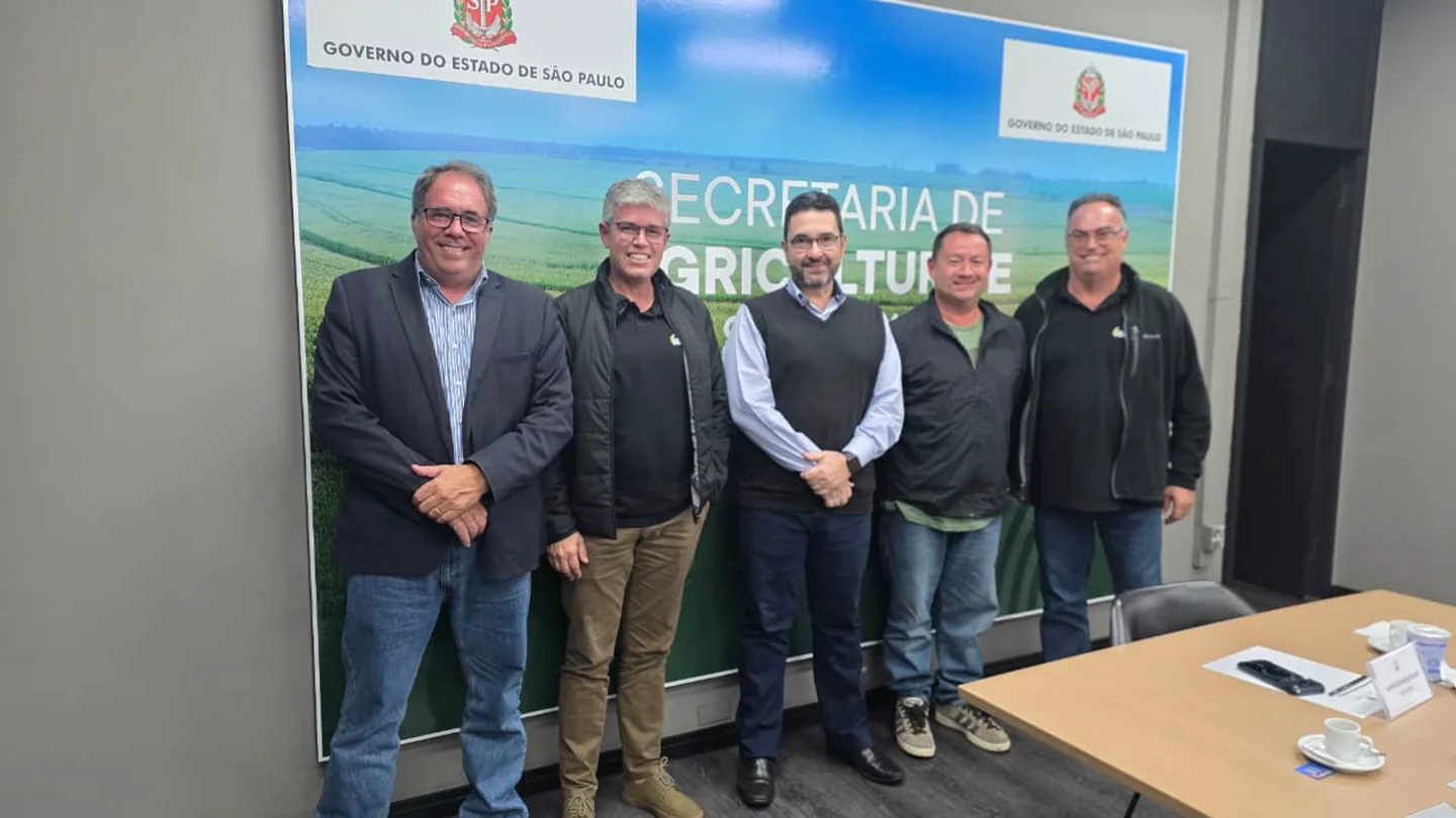 Representantes da Nova Abrase e o secretário de Agricultura e Abastecimento diante do painel da Secretaria de Agricultura e Abastecimento do Governo do Estado de São Paulo
